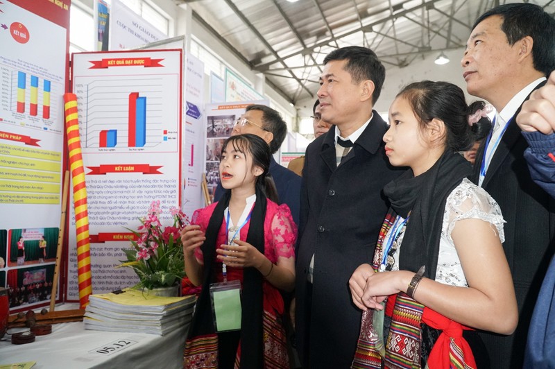 Học sinh Trường Phổ thông DTNT THCS Quỳ Châu, Nghệ An giới thiệu về dự án bảo tồn dân ca dân tộc Thái.