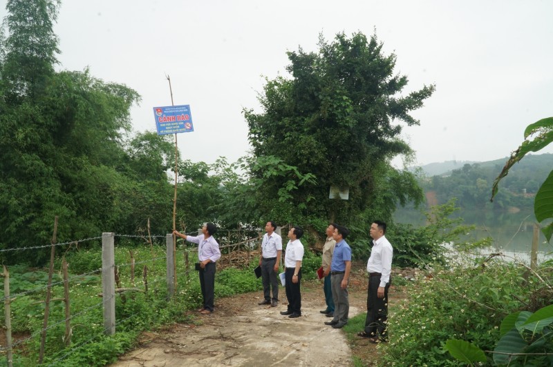 Đoàn công tác Sở GD&ĐT Nghệ An kiểm tra khu vực bến sông gần Trường THCS Phan Thái Ất (huyện Anh Sơn).