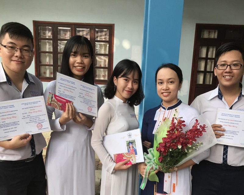 Cô giáo Lê Hoàng Anh và 4 học sinh đạt  giải tại kỳ thi Học Sinh Giỏi cấp TP môn tiếng Anh của Trường THPT Nguyễn Du, TP.HCM. Ảnh NVCC