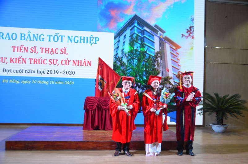 TS Phan Minh Đức – Phó Hiệu trưởng trường ĐH Bách khoa, ĐH Đà Nẵng trao bằng cho 2 tân tiến sĩ.