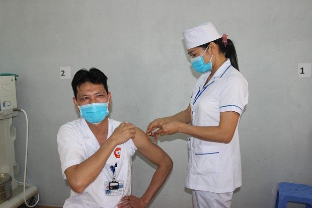 Những mũi vaccine đầu tiên được tiêm cho các y, bác sỹ ở Bệnh viện Đa khoa huyện Xín Mần. Ảnh: Văn Long .