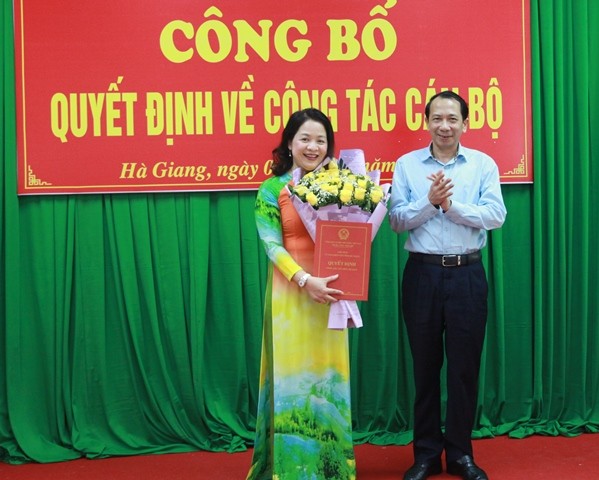 Phó Chủ tịch UBND tỉnh Hà Giang Trần Đức Quý trao quyết định, tặng hoa chúc mừng tân Phó Giám đốc Sở GD&ĐT Vũ Thị Kim Chung. Ảnh: Phạm Hoan 