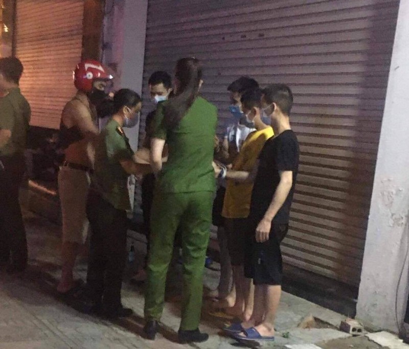 Lực lượng chức năng tiến hành kiểm tra các đối tượng người Trung Quốc nghi cư trú trái phép tại phường Liên Bảo, Vĩnh Yên