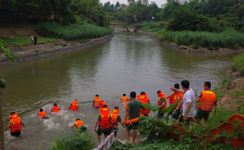 Cán bộ, chiến sĩ Trung tâm Huấn luyện BĐBP tìm kiếm nạn nhân bị đuối nước trên kênh thủy lợi Liễn Sơn. Ảnh: Nguyễn Hào