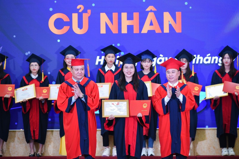 Trường Đại học Công đoàn trao bằng tốt nghiệp cho trên 1.800 sinh viên, học viên, nghiên cứu sinh