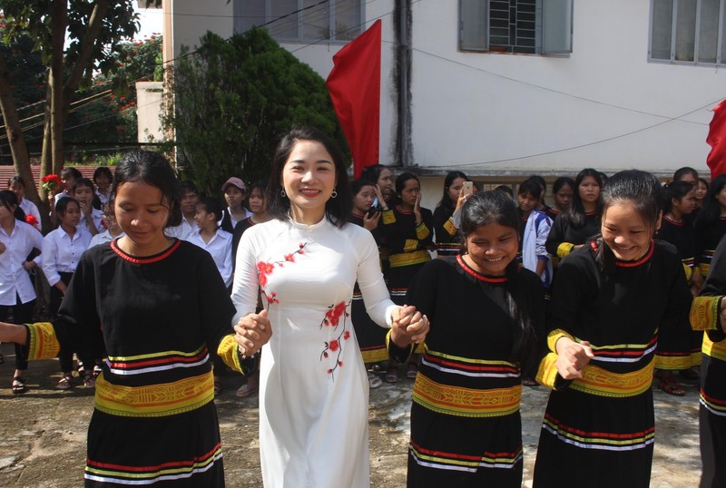Gia Lai: Học sinh dân tộc thiểu số múa xoang, đánh cồng chiêng rộn ràng chào đón năm học mới