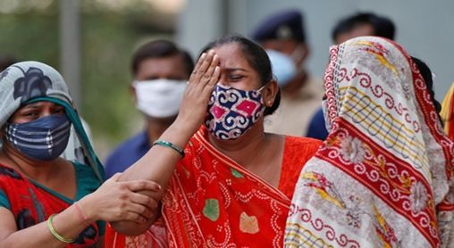 Một người phụ nữ than khóc bên ngoài một nhà xác bệnh viện ở Ahmedabad, Ấn Độ.