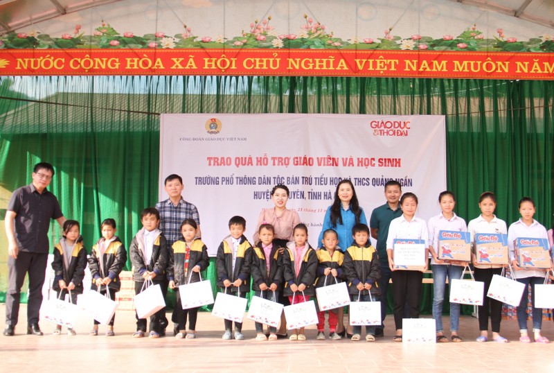 Lãnh đạo Công đoàn Giáo dục Việt Nam, Báo GD&TĐ và đại diện ngành GD Hà Giang trao quà cho các em HS.
