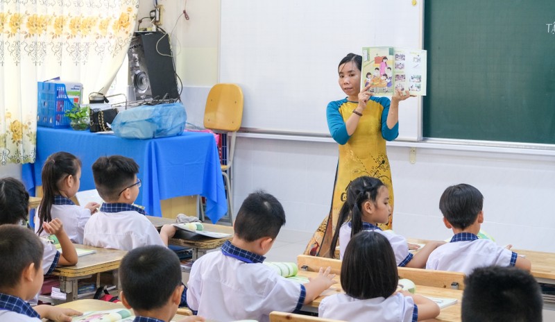  Cô, trò lớp 1, Trường Tiểu học Võ Trường Toản, quận Ninh Kiều (TP Cần Thơ) trong giờ học Tiếng Việt.