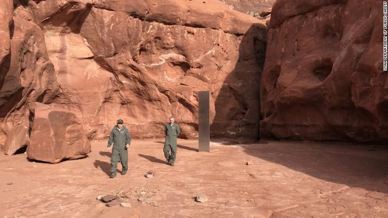 Khối kim loại bí ẩn mọc lên bên trong sa mạc Utah