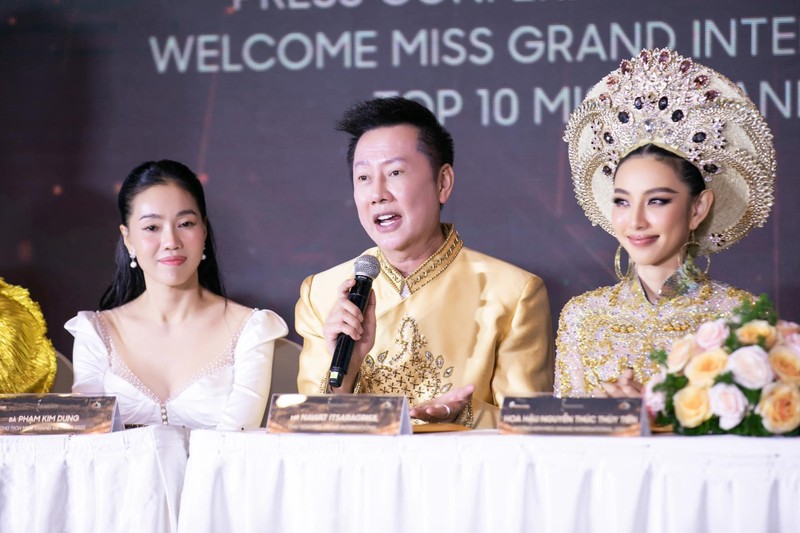Ông Nawat - Chủ tịch Miss Grand International (giữa) vừa có chuyến thăm Việt Nam. (Ảnh: BTC).