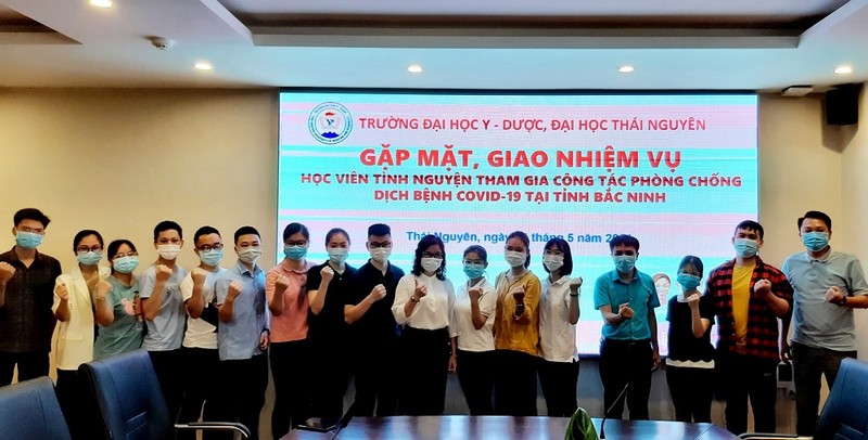 Học viên ngành Bác sĩ nội trú Trường Đại học Y - Dược (Đại học Thái Nguyên) tình nguyện tham gia phòng, chống Covid-19 tại Bắc Ninh
