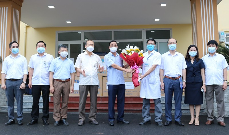 Ông Đặng Xuân trường, Phó Chủ tịch Thường trực UBND tỉnh Thái Nguyên tặng hoa và quà động viên đoàn công tác
