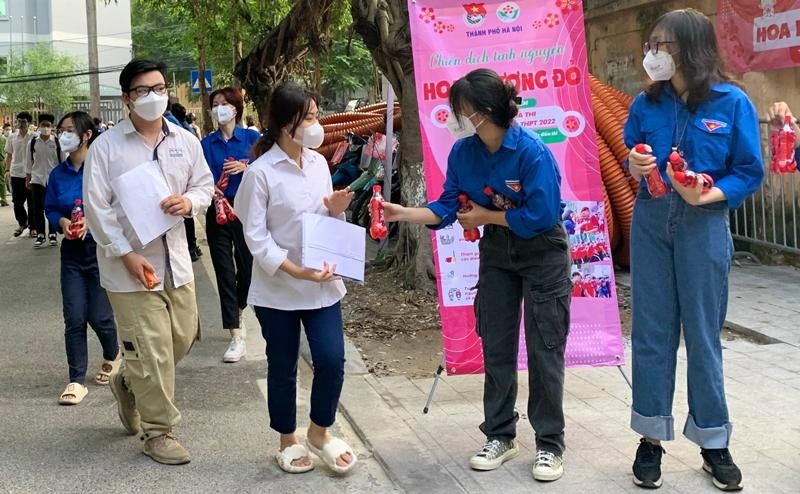 Hơn 5000 tình nguyện viên phủ khắp Hà Nội tiếp sức mùa thi ảnh 2