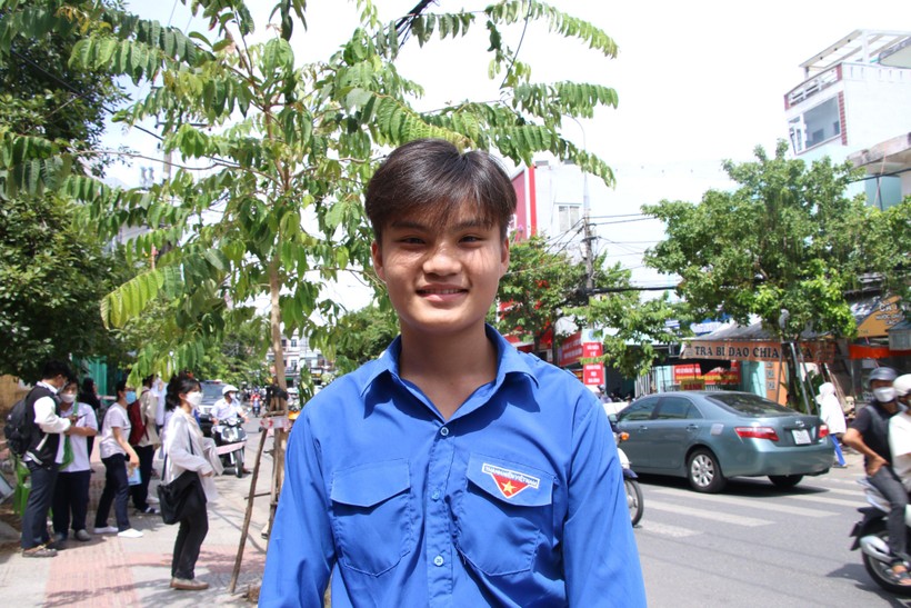 Nam sinh lớp 11 ở Đà Nẵng cõng thí sinh bị gãy chân vào phòng thi ảnh 2