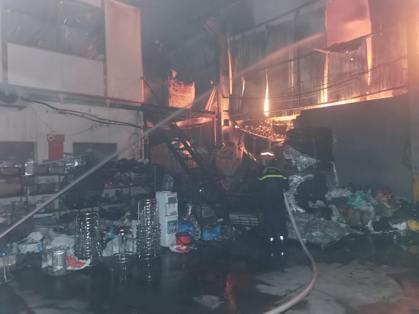 Hà Nội: Liên tiếp 2 vụ cháy lớn trong cơn mưa giông ảnh 1