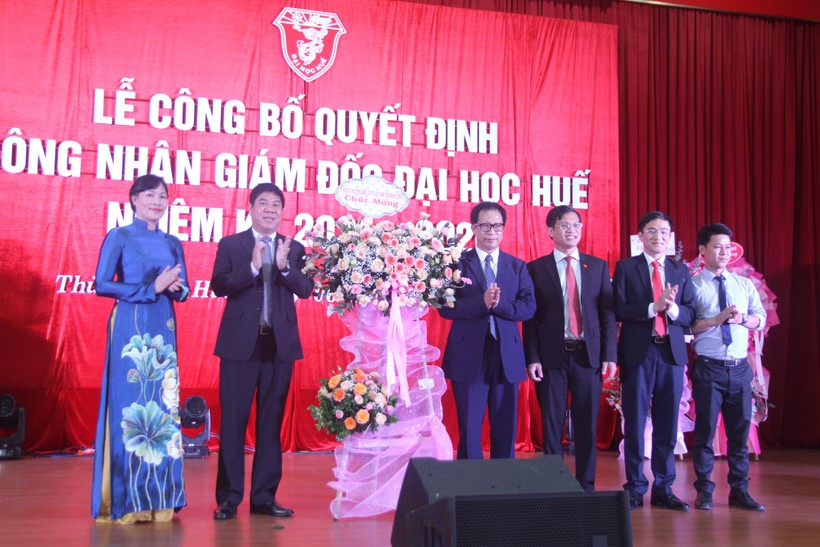 Bộ trưởng Nguyễn Kim Sơn trao quyết định công nhận tân Giám đốc Đại học Huế ảnh 6