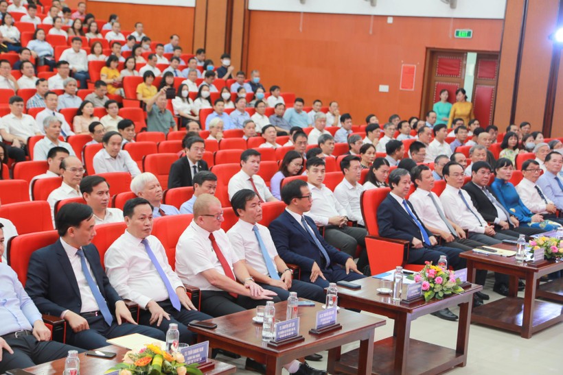 Bộ trưởng Nguyễn Kim Sơn trao quyết định công nhận tân Giám đốc Đại học Huế ảnh 1