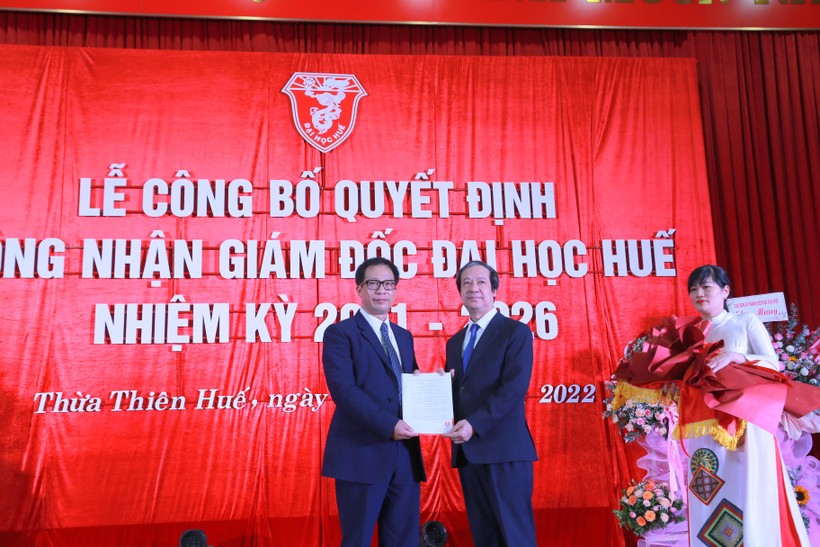 Bộ trưởng Nguyễn Kim Sơn trao quyết định công nhận tân Giám đốc Đại học Huế ảnh 2