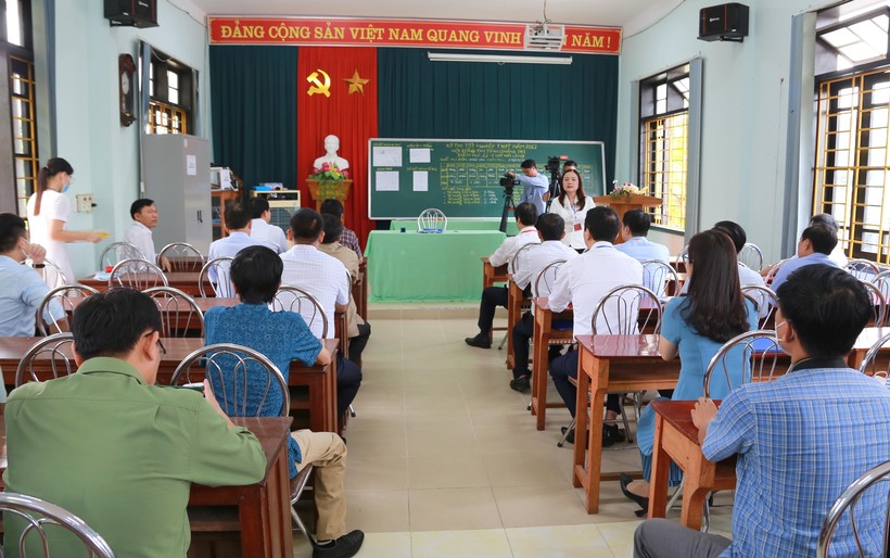 Bộ trưởng Nguyễn Kim Sơn kiểm tra điểm thi tại Quảng Trị ảnh 1