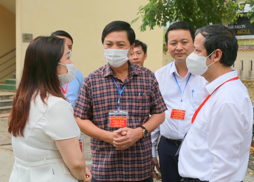Bộ trưởng Nguyễn Kim Sơn kiểm tra điểm thi tại Quảng Trị ảnh 4