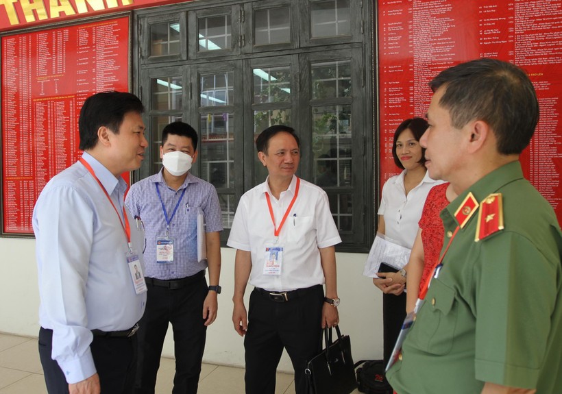 Thứ trưởng Nguyễn Hữu Độ kiểm tra công tác tổ chức Kỳ thi tốt nghiệp THPT tại Hà Nội ảnh 1