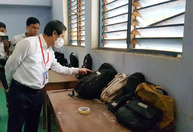 Bộ trưởng Nguyễn Kim Sơn động viên sĩ tử trong buổi thi đầu tiên tại Thừa Thiên – Huế  ảnh 12