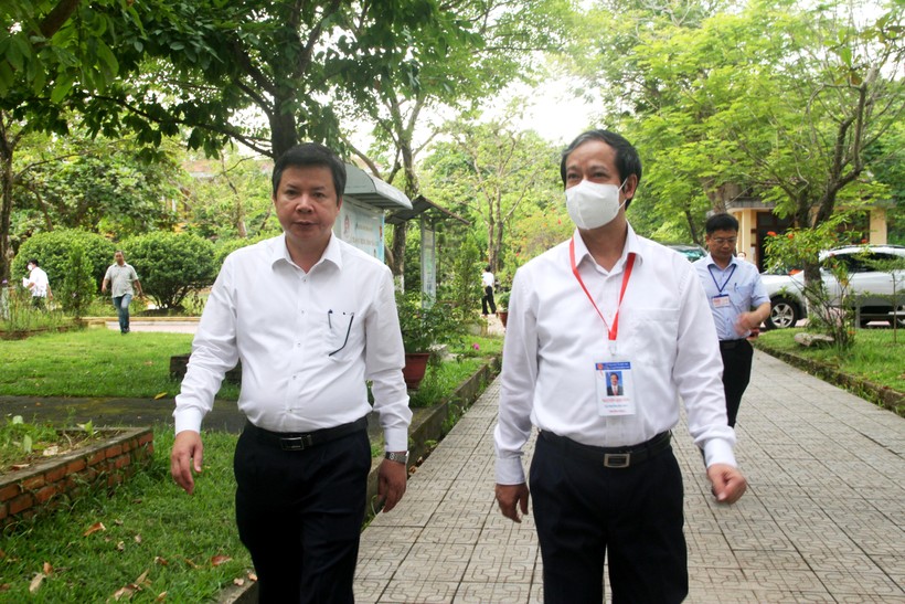 Bộ trưởng Nguyễn Kim Sơn động viên sĩ tử trong buổi thi đầu tiên tại Thừa Thiên – Huế  ảnh 2