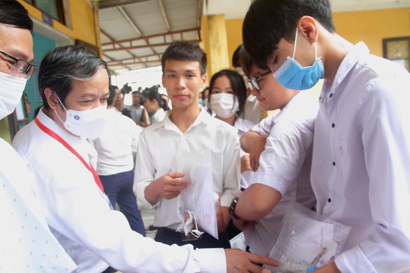 Bộ trưởng Nguyễn Kim Sơn động viên sĩ tử trong buổi thi đầu tiên tại Thừa Thiên – Huế  ảnh 7