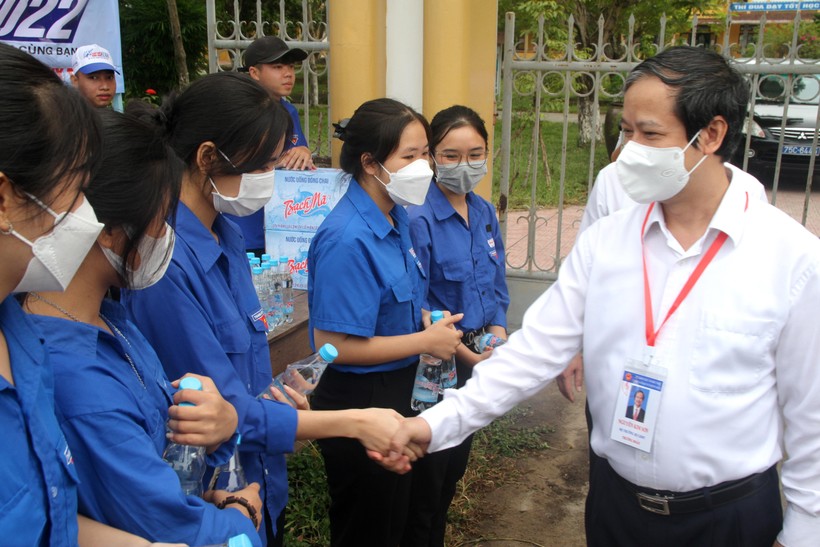 Bộ trưởng Nguyễn Kim Sơn động viên sĩ tử trong buổi thi đầu tiên tại Thừa Thiên – Huế  ảnh 14