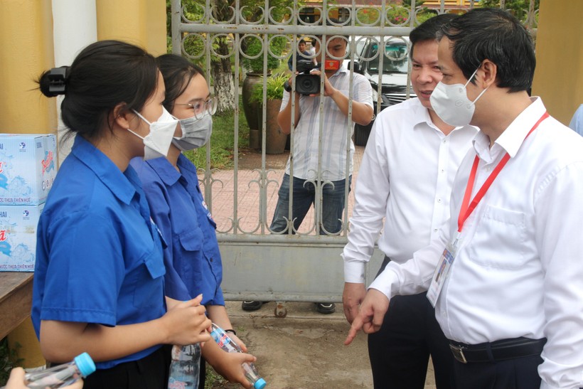 Bộ trưởng Nguyễn Kim Sơn động viên sĩ tử trong buổi thi đầu tiên tại Thừa Thiên – Huế  ảnh 13
