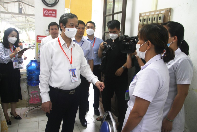 Bộ trưởng Nguyễn Kim Sơn động viên sĩ tử trong buổi thi đầu tiên tại Thừa Thiên – Huế  ảnh 5