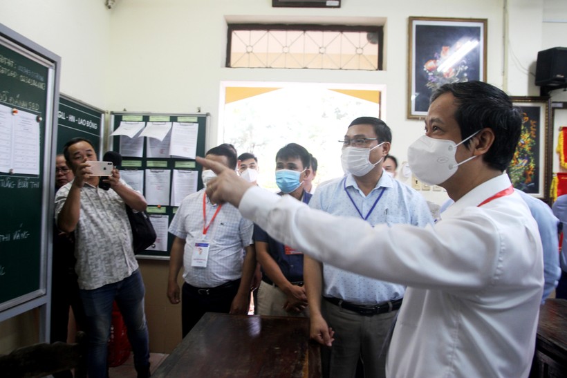 Bộ trưởng Nguyễn Kim Sơn động viên sĩ tử trong buổi thi đầu tiên tại Thừa Thiên – Huế  ảnh 4