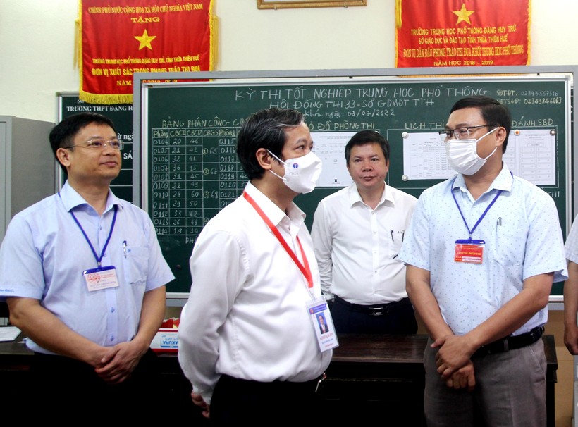 Bộ trưởng Nguyễn Kim Sơn động viên sĩ tử trong buổi thi đầu tiên tại Thừa Thiên – Huế  ảnh 3