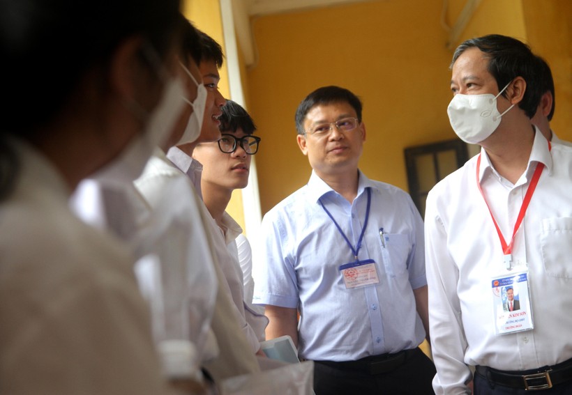Bộ trưởng Nguyễn Kim Sơn động viên sĩ tử trong buổi thi đầu tiên tại Thừa Thiên – Huế  ảnh 1