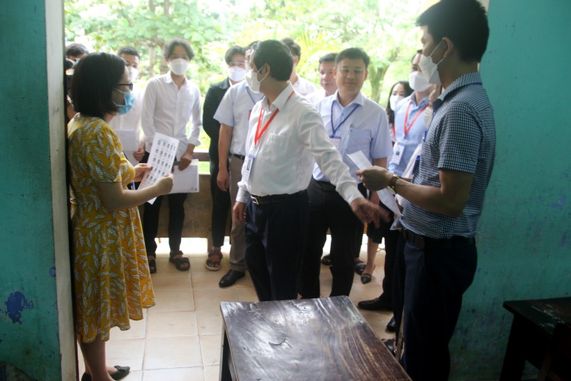 Bộ trưởng Nguyễn Kim Sơn động viên sĩ tử trong buổi thi đầu tiên tại Thừa Thiên – Huế  ảnh 10
