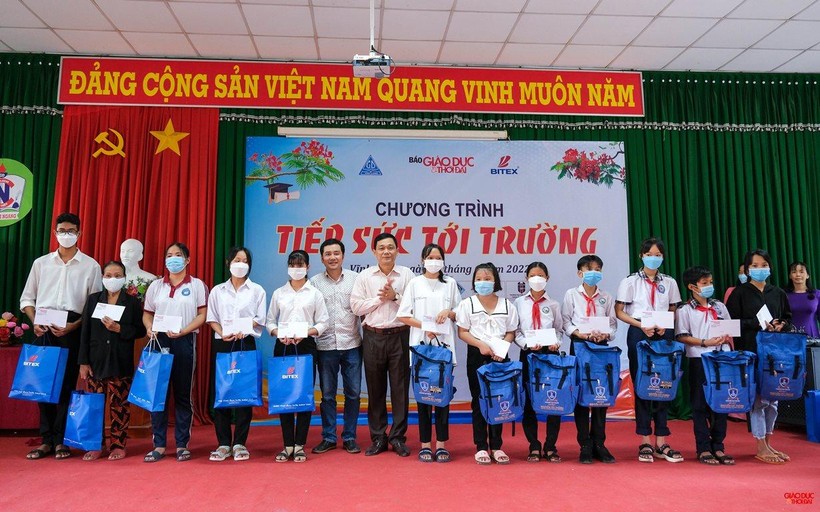 Báo GD&TĐ tiếp sức học sinh nghèo huyện Tam Bình, tỉnh Vĩnh Long ảnh 7