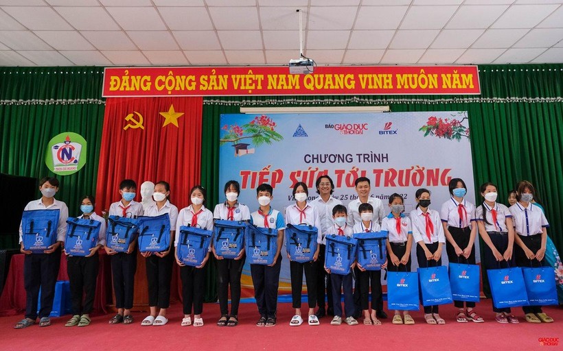 Báo GD&TĐ tiếp sức học sinh nghèo huyện Tam Bình, tỉnh Vĩnh Long ảnh 5