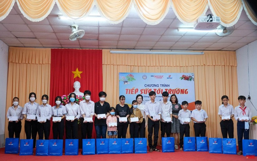 Báo GD&TĐ tiếp sức đến trường cho học sinh nghèo vượt khó huyện Châu Thành, Hậu Giang ảnh 11