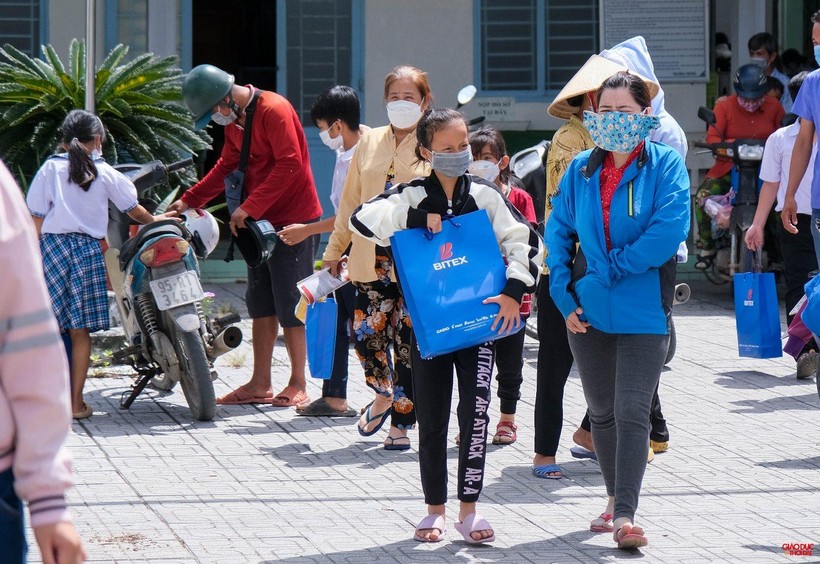 Báo GD&TĐ tiếp sức đến trường cho học sinh nghèo vượt khó huyện Châu Thành, Hậu Giang ảnh 2