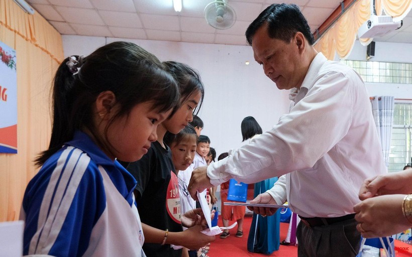 Báo GD&TĐ tiếp sức đến trường cho học sinh nghèo vượt khó huyện Châu Thành, Hậu Giang ảnh 4