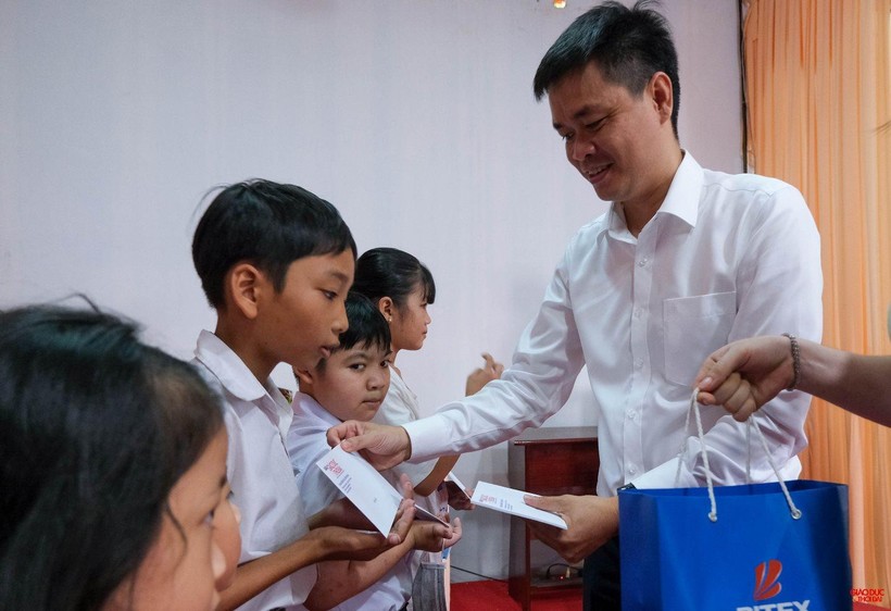 Báo GD&TĐ tiếp sức đến trường cho học sinh nghèo vượt khó huyện Châu Thành, Hậu Giang ảnh 8