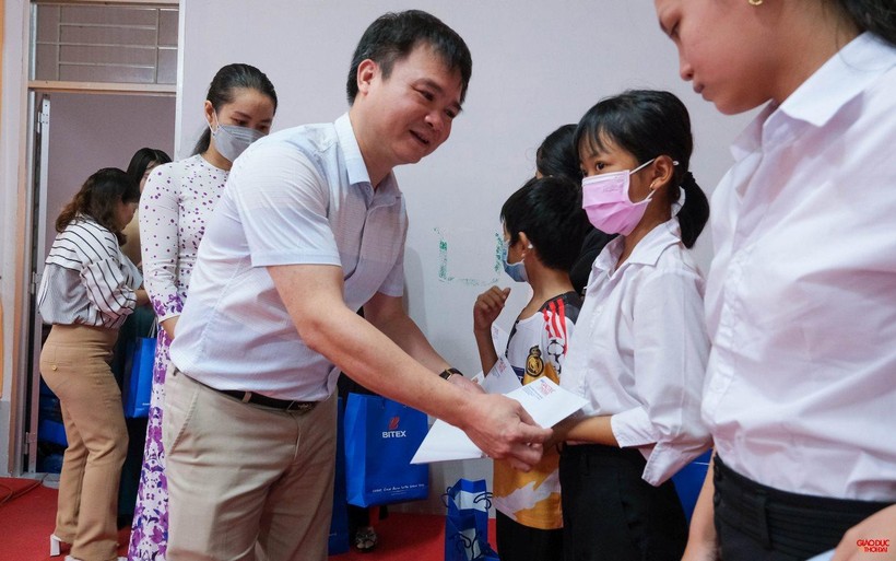 Báo GD&TĐ tiếp sức đến trường cho học sinh nghèo vượt khó huyện Châu Thành, Hậu Giang ảnh 5