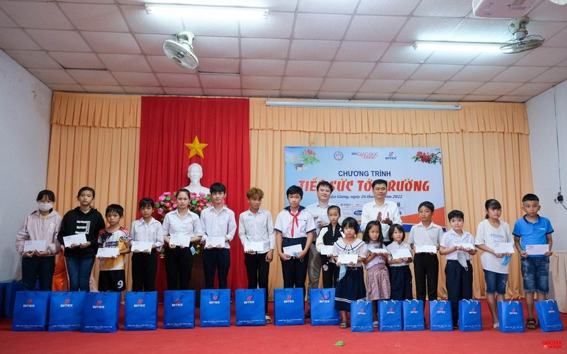 Báo GD&TĐ tiếp sức đến trường cho học sinh nghèo vượt khó huyện Châu Thành, Hậu Giang ảnh 10