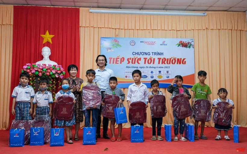 Báo GD&TĐ tiếp sức đến trường cho học sinh nghèo vượt khó huyện Châu Thành, Hậu Giang ảnh 9