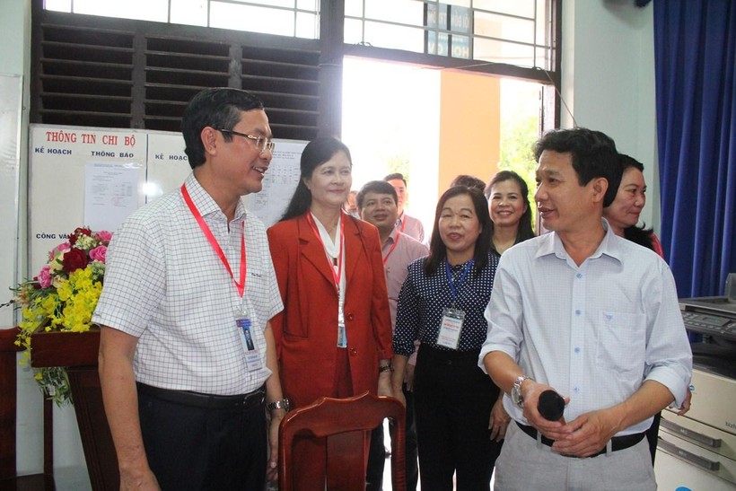 Thứ trưởng Nguyễn Văn Phúc kiểm tra công tác tổ chức Kỳ thi tốt nghiệp THPT 2022 tại Bến Tre ảnh 2