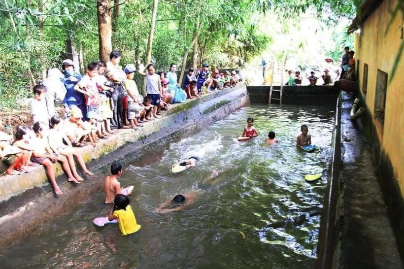Thừa Thiên - Huế: Lớp dạy bơi ở bể xả trạm bơm ảnh 1