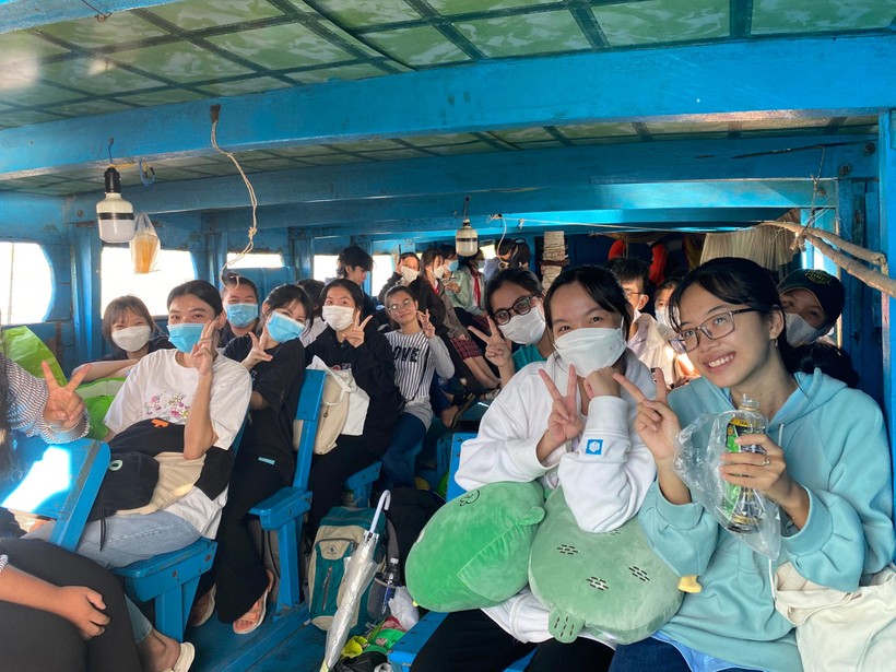 TPHCM: 29 thí sinh xã đảo Thạnh An vào bờ sớm để kịp đi thi ảnh 4