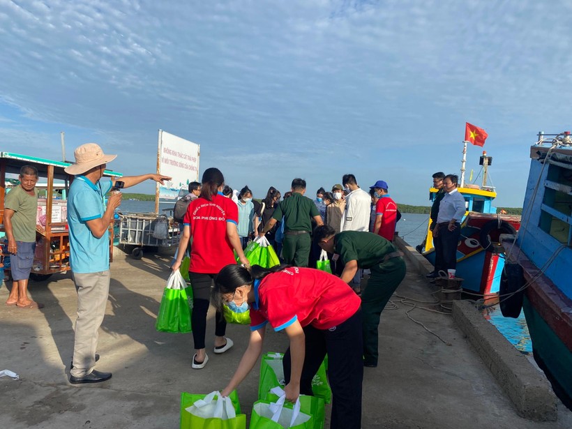 TPHCM: 29 thí sinh xã đảo Thạnh An vào bờ sớm để kịp đi thi ảnh 2
