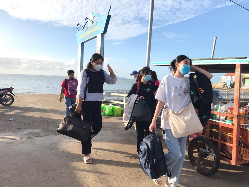 TPHCM: 29 thí sinh xã đảo Thạnh An vào bờ sớm để kịp đi thi ảnh 1